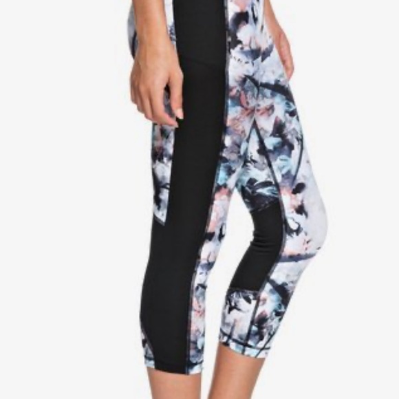 NWT Roxy Spy Game Technical Capri Leggings, Size L - Picture 2 of 11